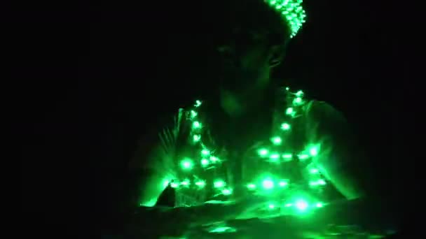 Danseuse jouant en costume led — Video