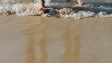 Anne ve küçük bebek kumsalda yürüyüş