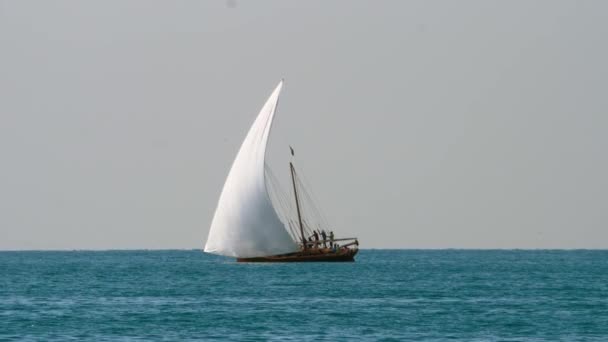 Yate de vela con velas blancas — Vídeos de Stock