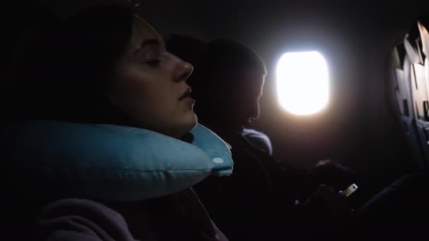 Mulher está dormindo num avião — Vídeo de Stock