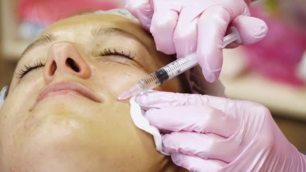 Mujer consigue belleza facial cosmetología procedimiento — Vídeos de Stock