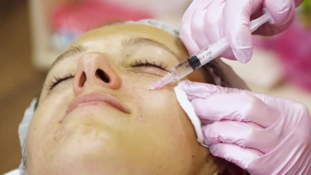 Cosmetico in guanti che fa l'iniezione lifting facciale — Video Stock