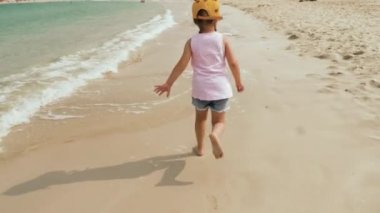 Plaj boyunca çalışan küçük şirin kız