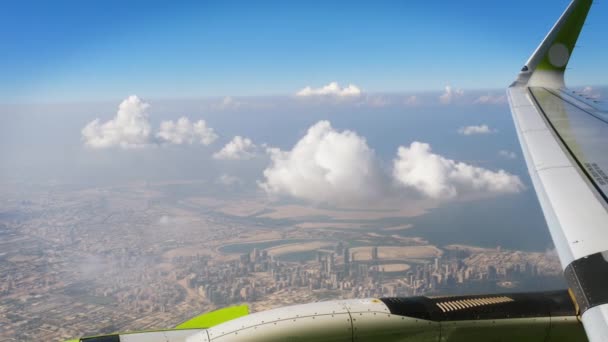 Vue aérienne sur mégapole dans le désert à travers la fenêtre de l'avion — Video
