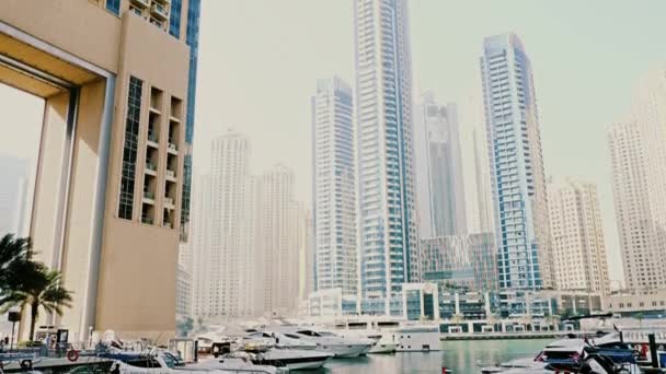 Dubai marina flerbostadshus — Stockvideo