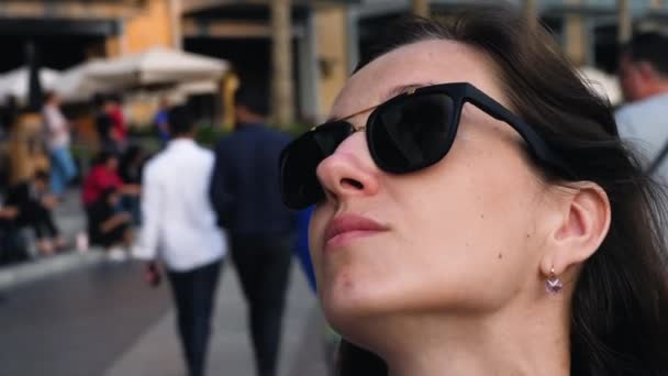 Retrato Hermosa Morena Caucásica Gafas Sol Negras Mirando Hacia Arriba — Vídeo de stock