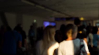 İnsanlar yürürken, insanlar anonim kalabalık