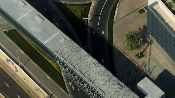 Вид с воздуха на движение легковых автомобилей в городе — стоковое видео