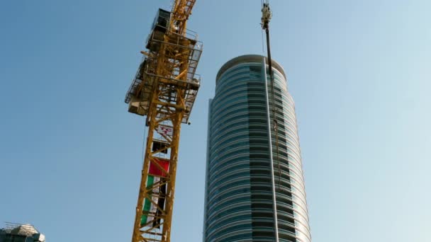 Modern üveg felhőkarcoló alján látható — Stock videók