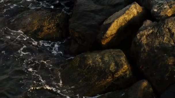 Golven slaan tegen de kleine rotsen op zee — Stockvideo