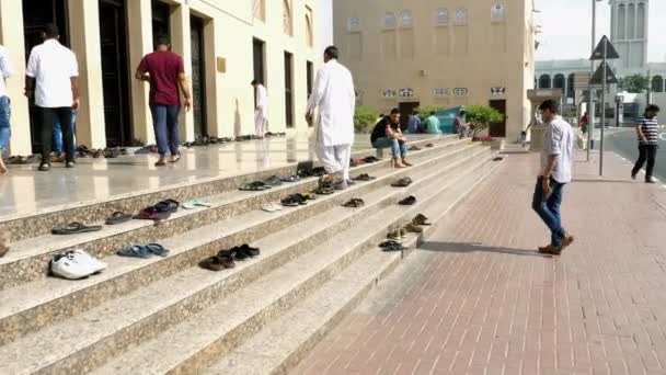 Musulmanes entrando a una mezquita — Vídeos de Stock