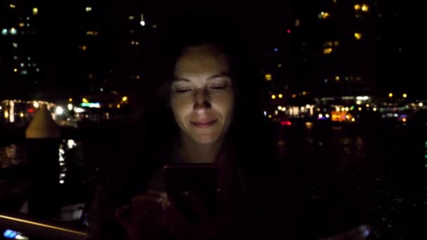 Ελκυστική γυναίκα χρησιμοποιώντας το smartphone, το βράδυ — Αρχείο Βίντεο