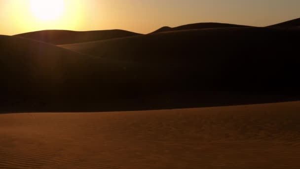 Dune di sabbia rossa nel deserto arabo al tramonto — Video Stock