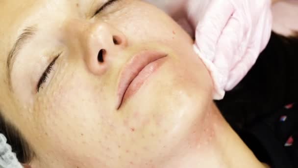 Cosmetólogo haciendo inyección de elevación facial — Vídeo de stock