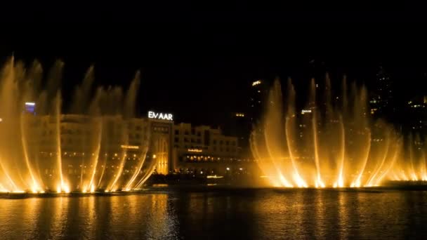 Çeşme gece dans Dubai — Stok video
