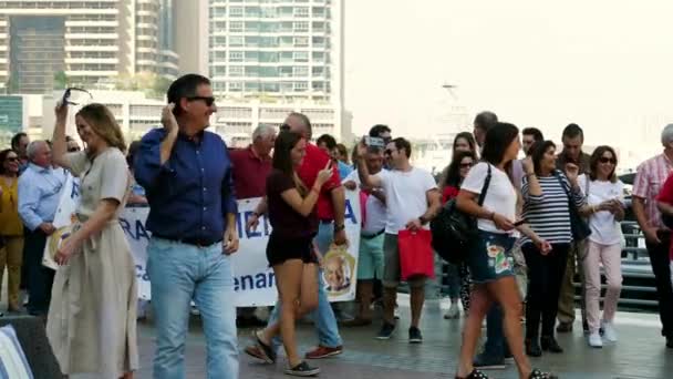 Real Madrid-fans zingen met een spandoek — Stockvideo