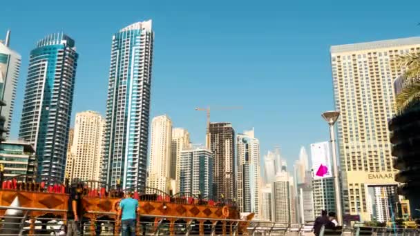 Dubai Marina upływ czasu. Ludzie chodzą w Dubai Marina. — Wideo stockowe