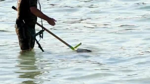 Un hombre con un detector de metales está buscando cosas valiosas — Vídeos de Stock