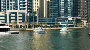 Aşağı Dubai Marina'da yelken Lüks Yatlar.