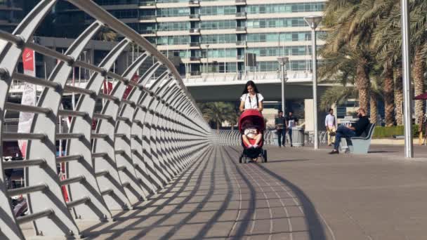 Mãe e bebê em carrinho andando em Dubai Marina — Vídeo de Stock