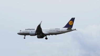 Frankfurt am Main havaalanına iniş airbus A320-271n Neo