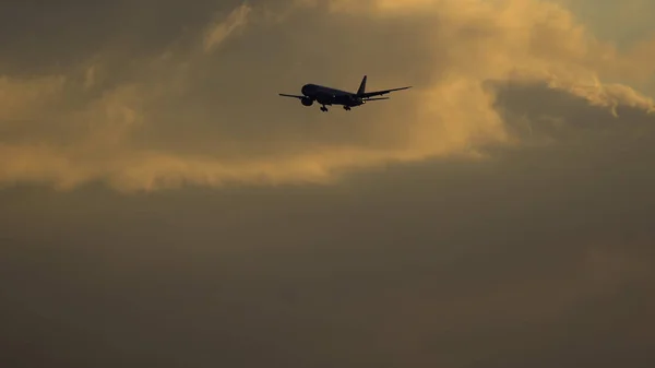 Boeing 777 letecké společnosti Federal Express Fedex se blíží k letišti — Stock fotografie
