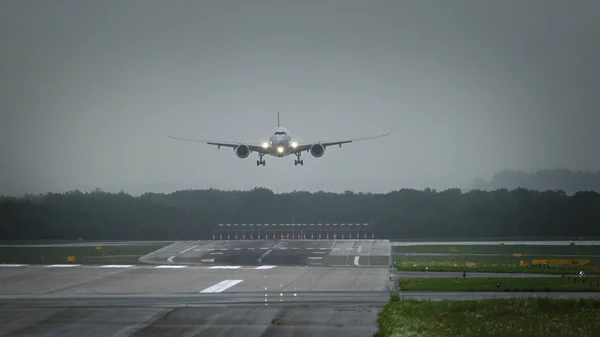 Boeing 777 de Federal Express Fedex compagnies aériennes approchant de l'aéroport — Photo