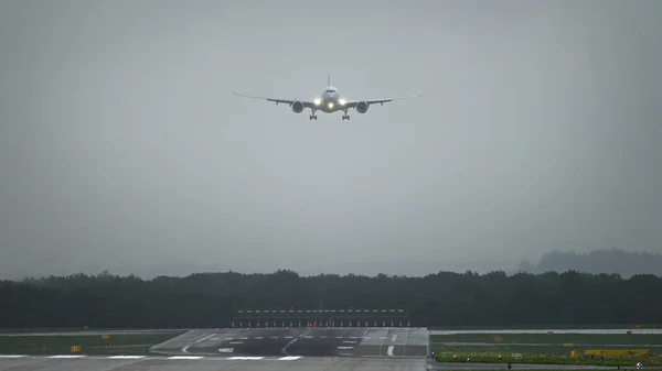 Komerční letadlo se blíží k letišti v časných ranních hodinách — Stock fotografie