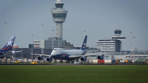 Boeing 737 des compagnies aériennes KLM atterrissant dans la soirée — Photo