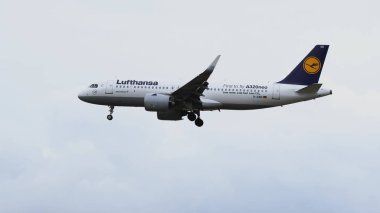 Frankfurt am Main havaalanına iniş airbus A320-271n Neo