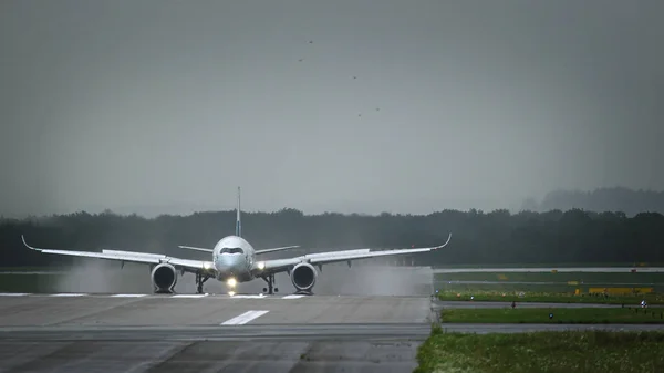 双引擎飞机降落在杜塞尔多夫机场 — 图库照片