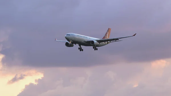 Airbus A330 tureckého nákladu na konečného přiblížení na východ slunce — Stock fotografie