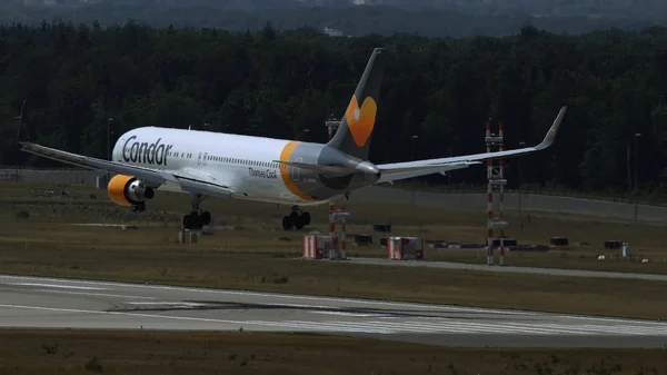 Boeing 767 des compagnies Condor atterrissant — Photo