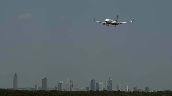 대도시의 스카이 라인을 통해 접근 하는 항공기 — 스톡 사진