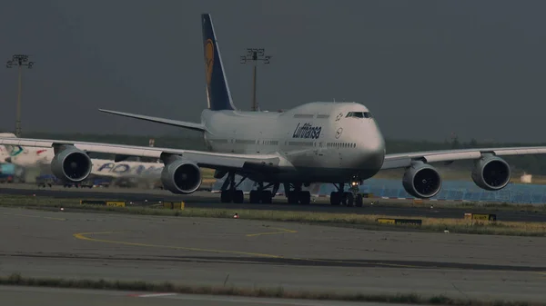 Boeing 747 av Lufthansa airlines taxning i Frankfurt am Main flygplats — Stockfoto