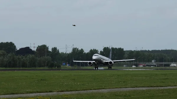 Approche d'Embraer ERJ-190STD des compagnies aériennes KLM — Photo