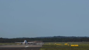 Hava alanında ticari jet uçağı çıkartıyor