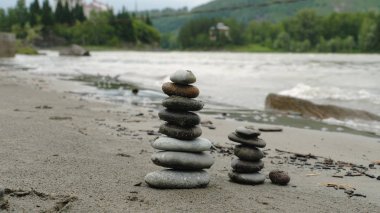 Yuvarlak taş sahilde küçük kuleleri