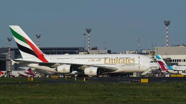 Airbus A380-861 des trajets Emirates Airlines à l'aéroport de Düsseldorf — Photo