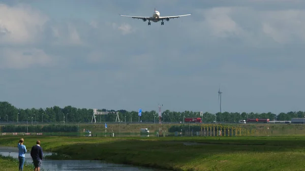 Avião se aproximando do aeroporto — Fotografia de Stock