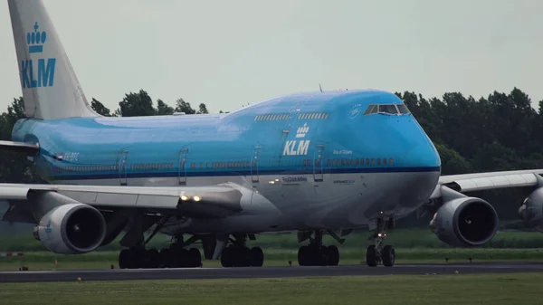 활주로에 택시로 Klm 항공사의 보잉 747-406 M — 스톡 사진