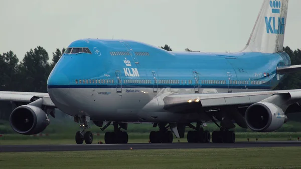 활주로에 택시로 Klm 항공사의 보잉 747-406 M — 스톡 사진