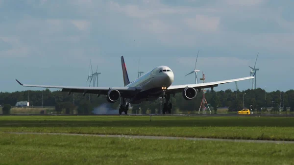 Airbus A330-323 de pouso das companhias aéreas Delta — Fotografia de Stock