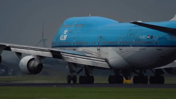 Boeing 747 da KLM acelera na pista — Fotografia de Stock