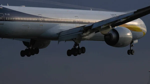 Boeing 777-35R ER de Jet Airways approchant de l'atterrissage à l'aéroport de Schiphol — Photo