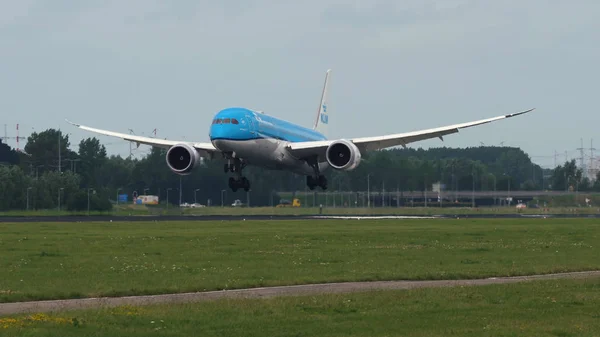 Boeing 787 linii lotniczych Klm przyjeżdża na lotnisko Amsterdam-Schiphol — Zdjęcie stockowe