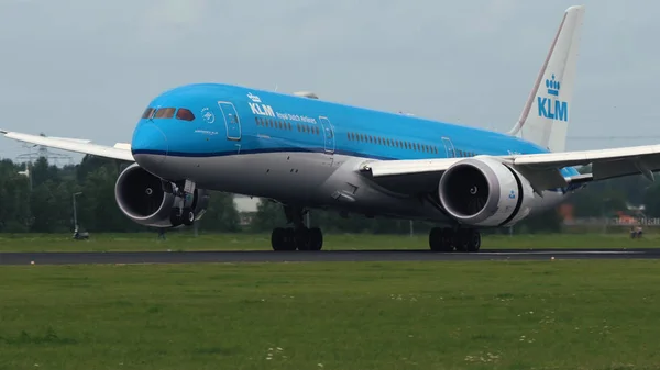 A Schiphol repülőtéren leszálló Klm légitársaság Boeing 787 — Stock Fotó