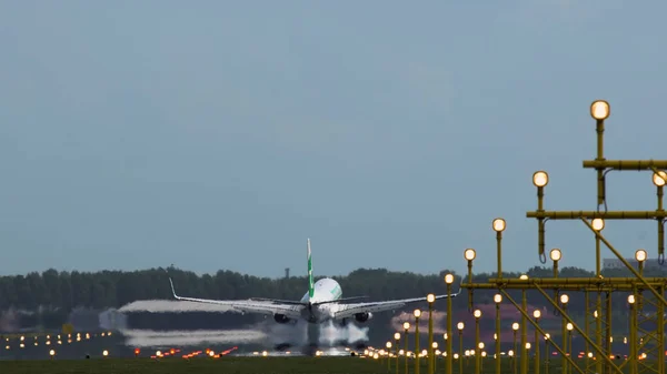 Le Boeing 737 des compagnies Transavia arrive à Amsterdam — Photo