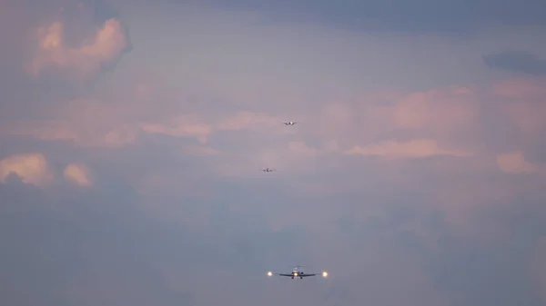 Airplanes lined up for landing — Stock Photo, Image