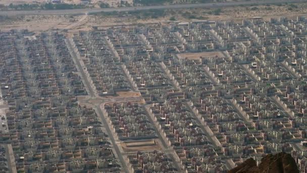 Новые жилые районы в Аль-Айн. Вид с горы — стоковое видео